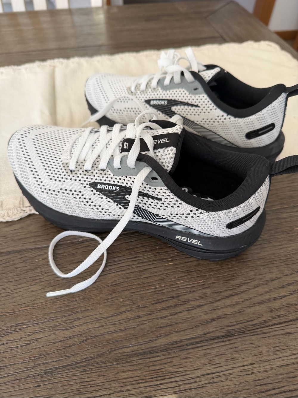Brooks Revel Women's White and Black Athletic Running Shoes - Picture 2 of 7